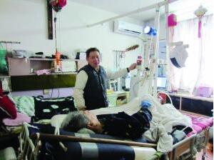 老人用電動(dòng)葫蘆打造病床